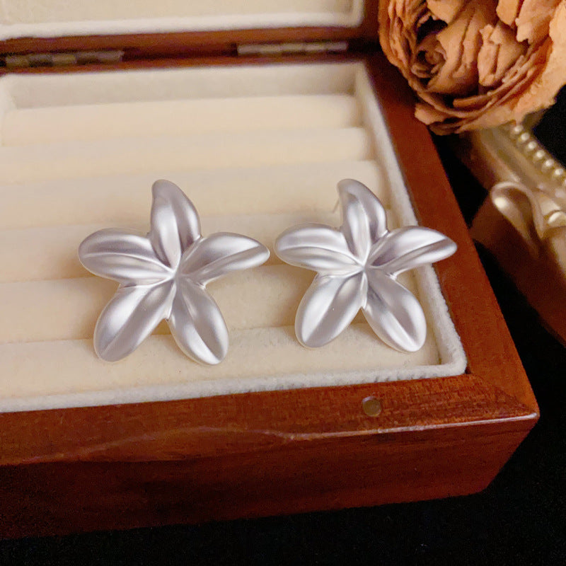 French-Style Silver Metal Flower Stud Earrings – Elegant Floral Design