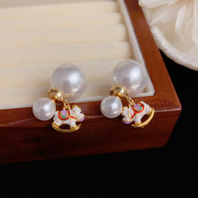 Luxury Double-Sided Horse & Pearl Drop Earrings – Elegant Design