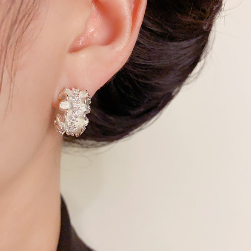 Elegant Irregular Pleated Lace C-Shaped Earrings – Geometric Design