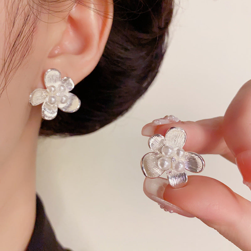 Luxury Metal Pearl Flower Stud Earrings – Elegant Floral Design