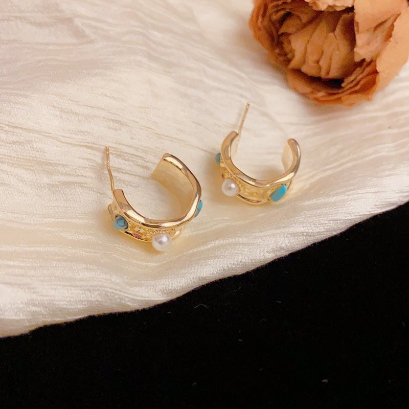 Pearl & Metal Irregular C-Shaped Hoop Gold Earrings – Geometric Design