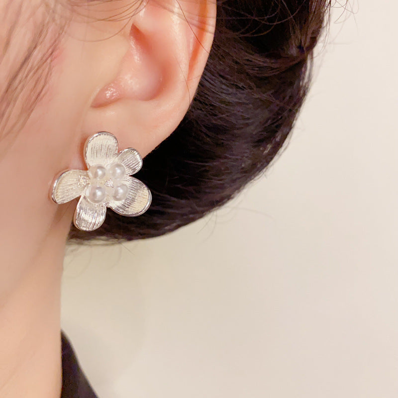 Luxury Metal Pearl Flower Stud Earrings – Elegant Floral Design
