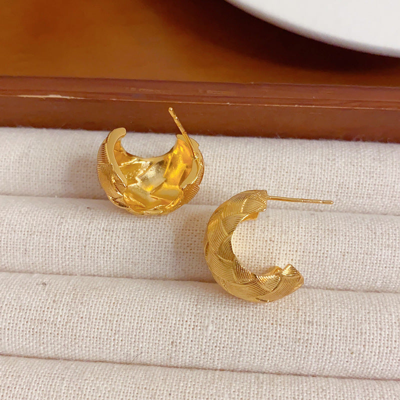 Elegant 18K Gold Woven Metal C-Hoop Earrings – French Retro Design