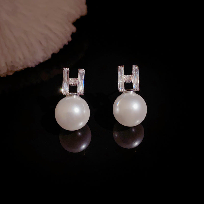 Luxury Zircon H Letter & Pearl Stud Earrings – Elegant Design