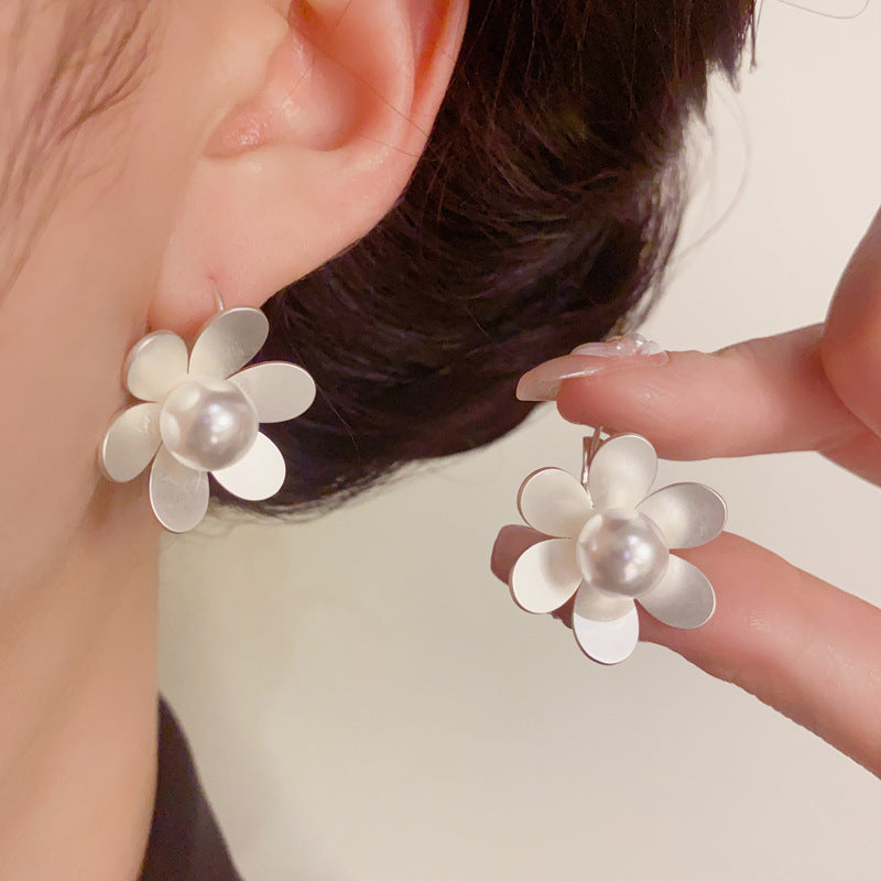 Elegant Thick Silver Metal Flower & Pearl Earrings – Floral Design
