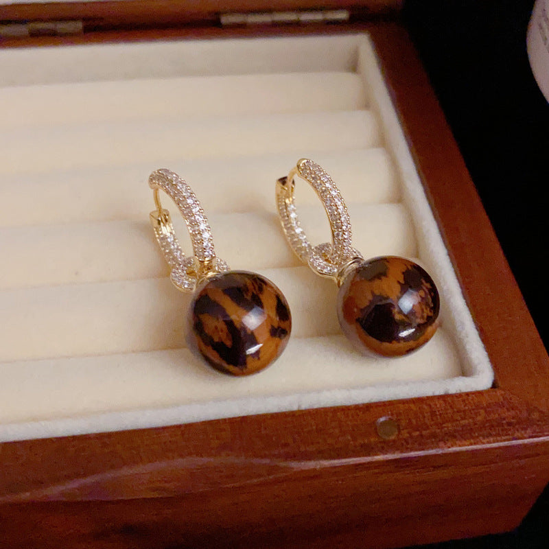 أقراط كروية بطبعة جلد النمر مطلية بالذهب عيار 14 قيراطًا - تصميم مرصع بالزركون