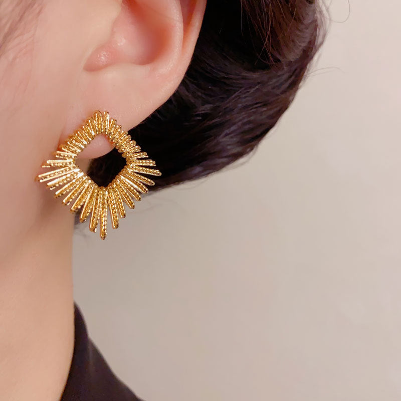 Elegant Metal Line Rhombus Stud Earrings – Geometric Design