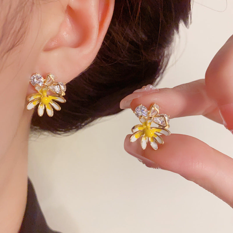 14K Gold Yellow Enamel & Zircon Daisy Stud Earrings – Elegant Design
