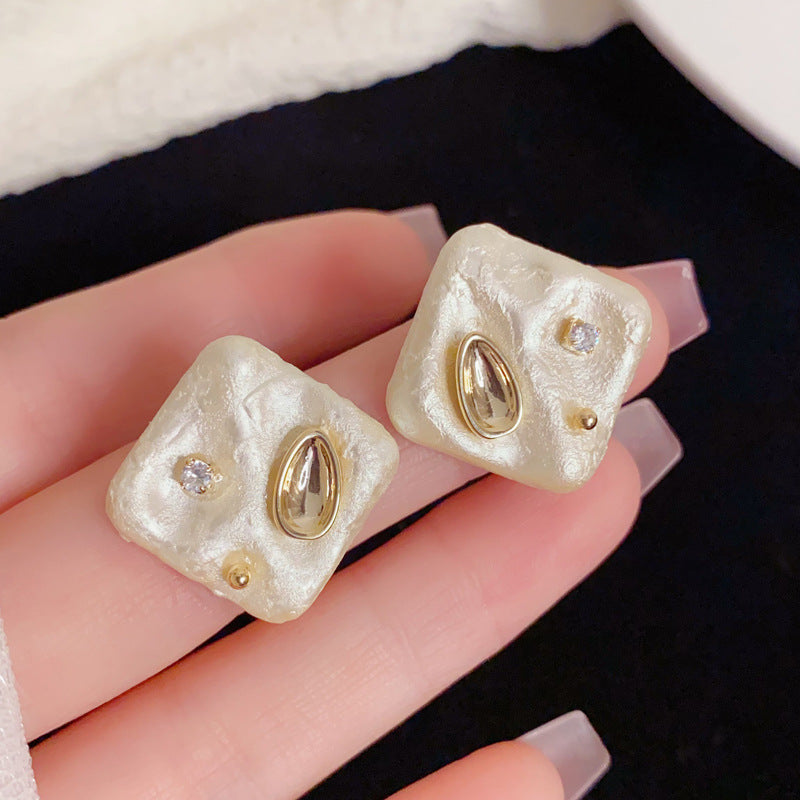 Elegant Matte Pearl Diamond Geometric Earrings – French Retro Design