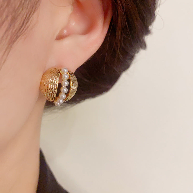 14K Gold-Plated Metal Hollow Pearl Round Earrings - Vintage Elegance