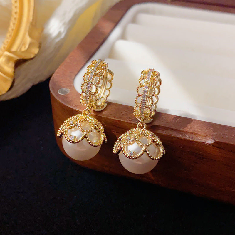 Luxury Lace Edge Pearl Ear Cuff Earrings – Geometric Design