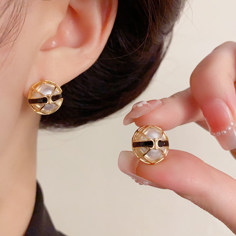 Elegant Round Stud Earrings – French Classic Minimalist Design