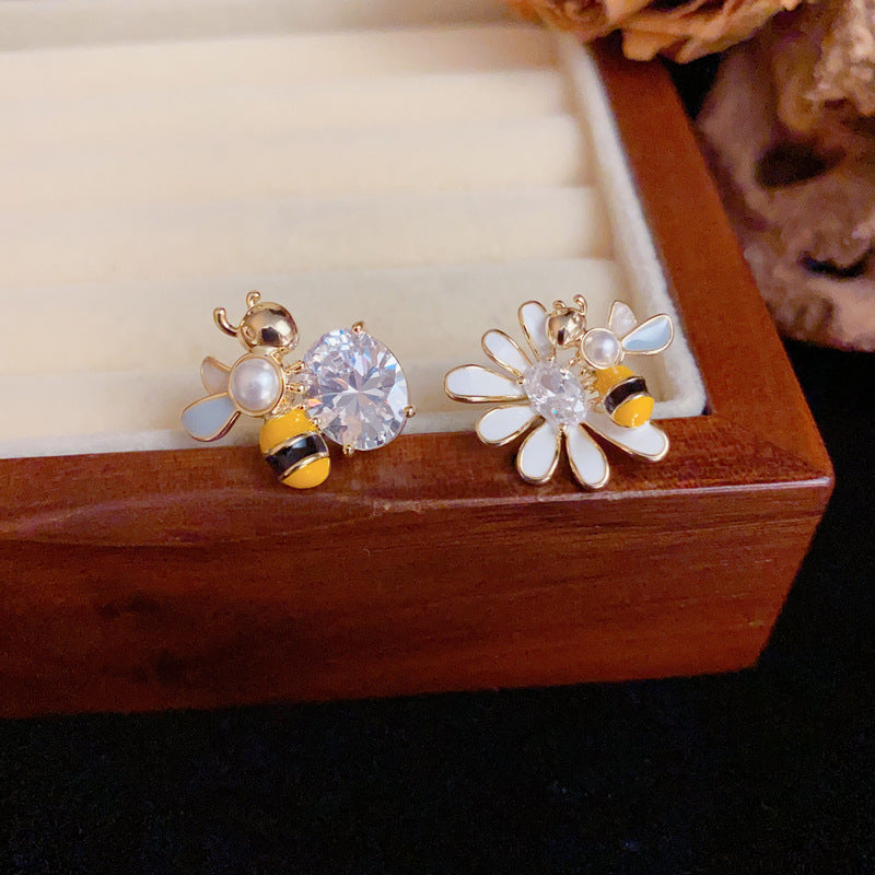 Luxury Asymmetric Daisy & Bee Stud Gold Earrings– Silver Needle Design