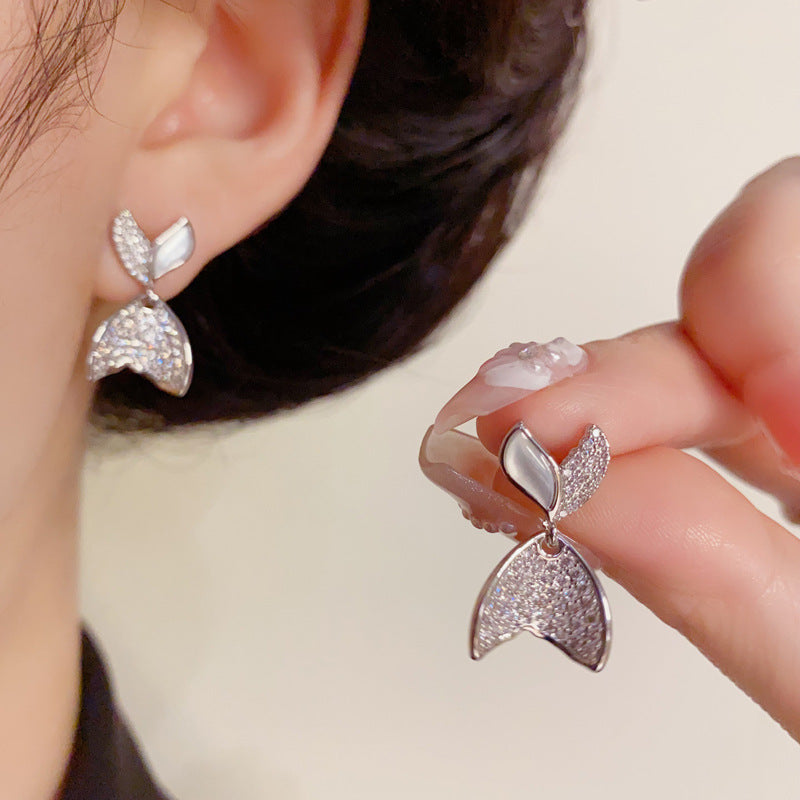 14K Gold Mother-of-Pearl Mermaid Tail Earrings – Elegant Drop Design
