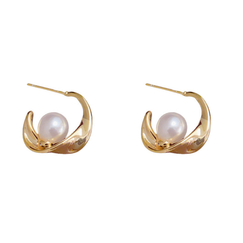 Elegant Twisted Metal & Pearl C-Shaped Earrings – Geometric Design