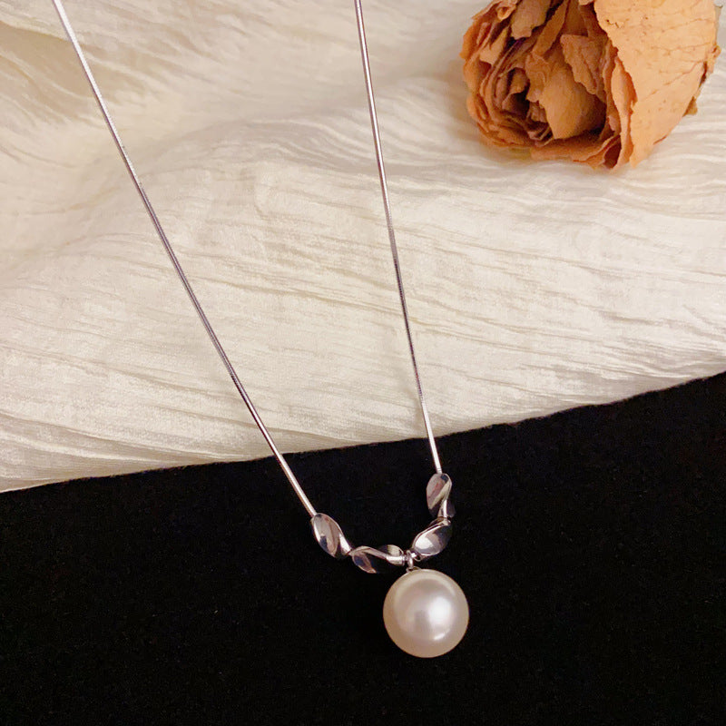 Luxury Metal Twisted Pearl Pendant Necklace – Clavicle Chain Design