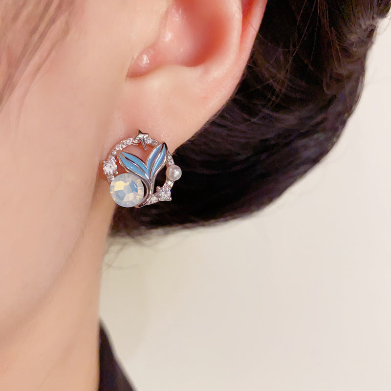 Elegant Blue Fishtail Round Stud Earrings – Geometric Design
