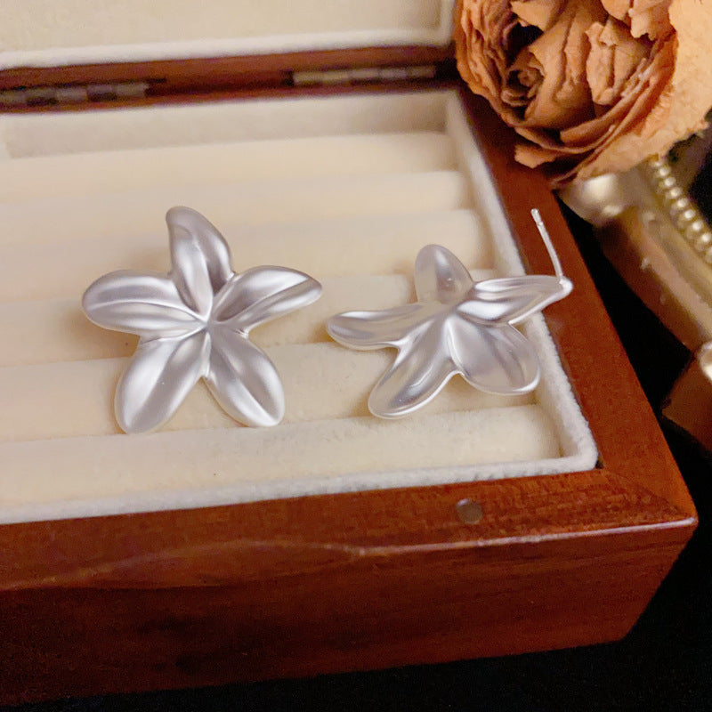 French-Style Silver Metal Flower Stud Earrings – Elegant Floral Design