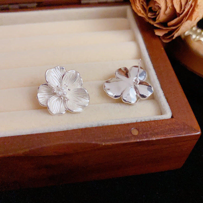 Enamel-Coated Metal Flower Stud Earrings – S925 Silver Floral Design