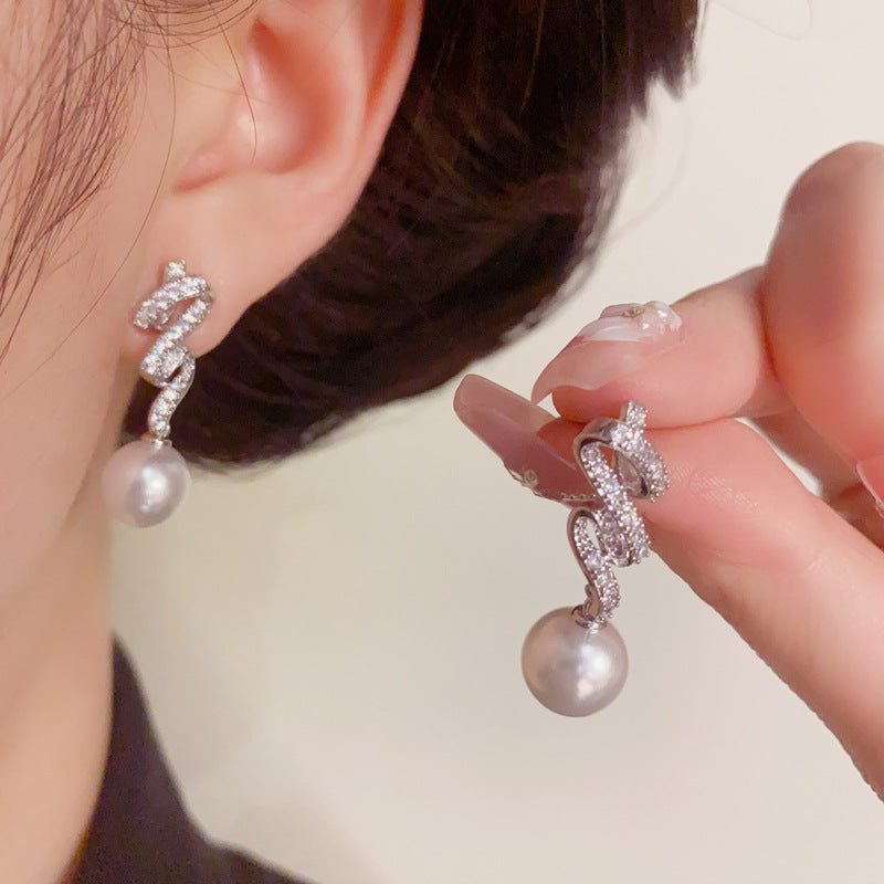 Elegant Full-Zircon Twisted Pearl Drop Earrings – Silver Needle Design