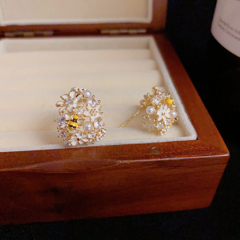 14K Gold Minimalist Bee Flower & Pearl Hoop Earrings – Elegant Design