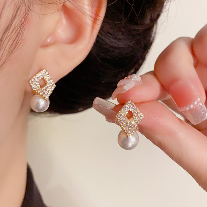 Luxury Zircon Diamond-Shaped Pearl Stud Earrings – Geometric Design