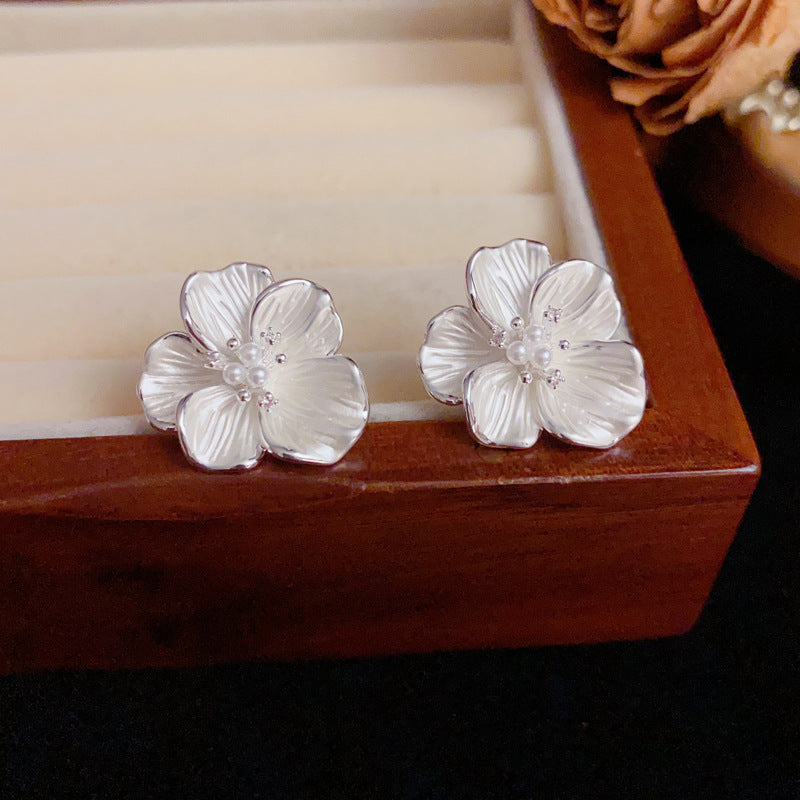 Enamel-Coated Metal Flower Stud Earrings – S925 Silver Floral Design