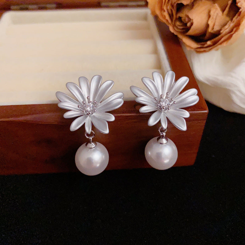 Luxury Enamel Daisy & Pearl Drop Earrings – Elegant Floral Design