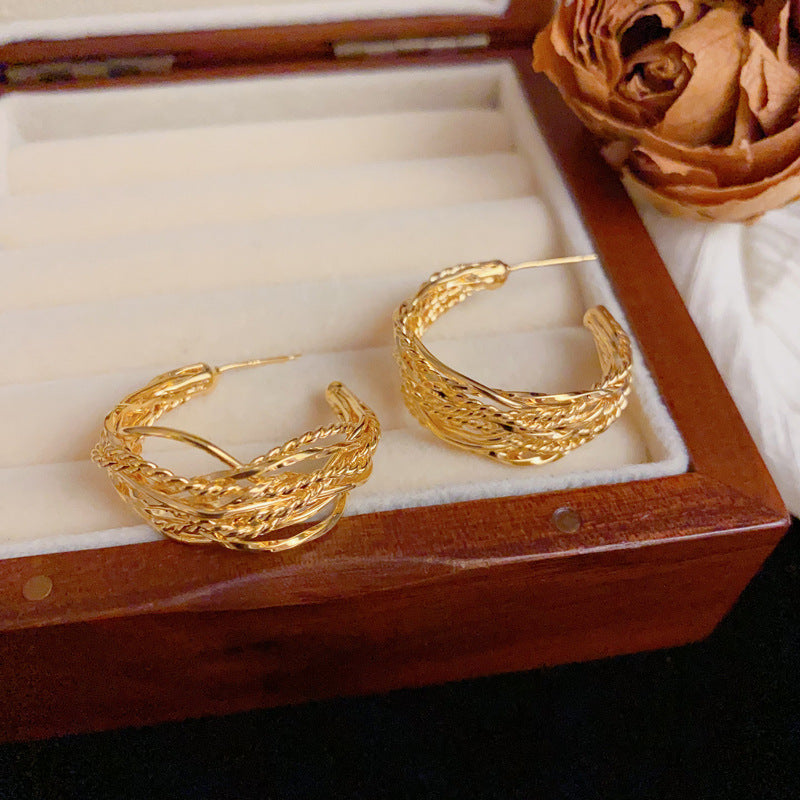 Luxury Metal Line C-Shaped Hoop Earrings – Elegant Geometric Design