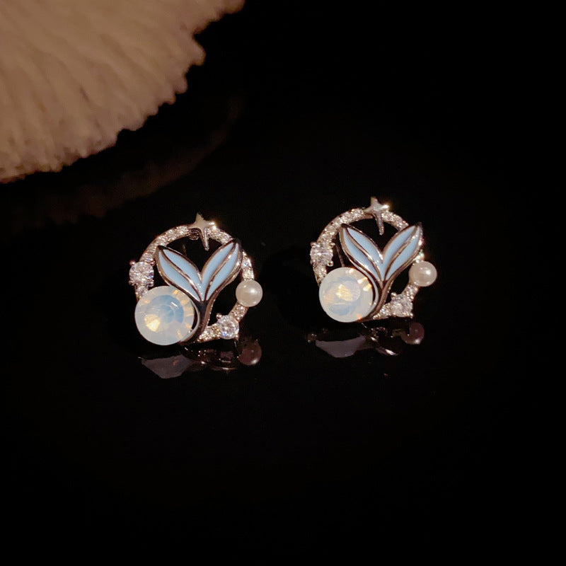 Elegant Blue Fishtail Round Stud Earrings – Geometric Design