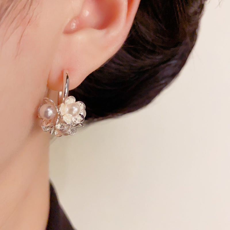 Elegant Metal Petal & Pearl Ear Cuff Earrings – Floral Design