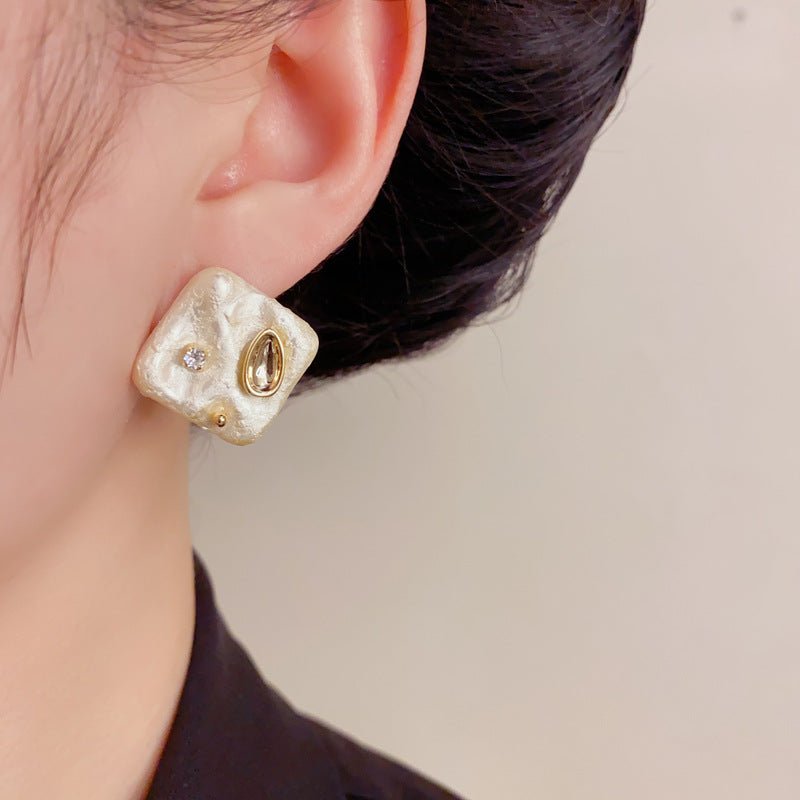 Elegant Matte Pearl Diamond Geometric Earrings – French Retro Design