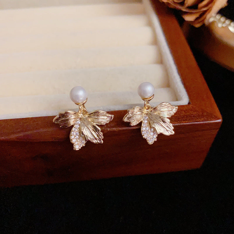 Elegant Zircon Metal Leaf & Pearl Stud Gold Earrings – Silver Needle
