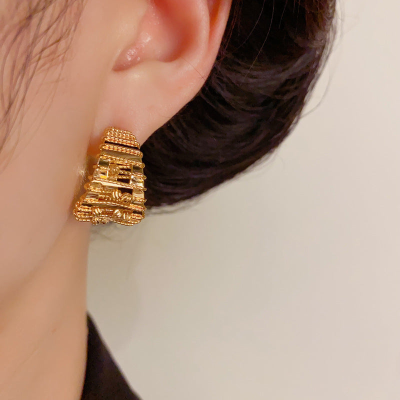 Luxury Metal Hollow C-Shaped Hoop Earrings – Geometric Elegant Design