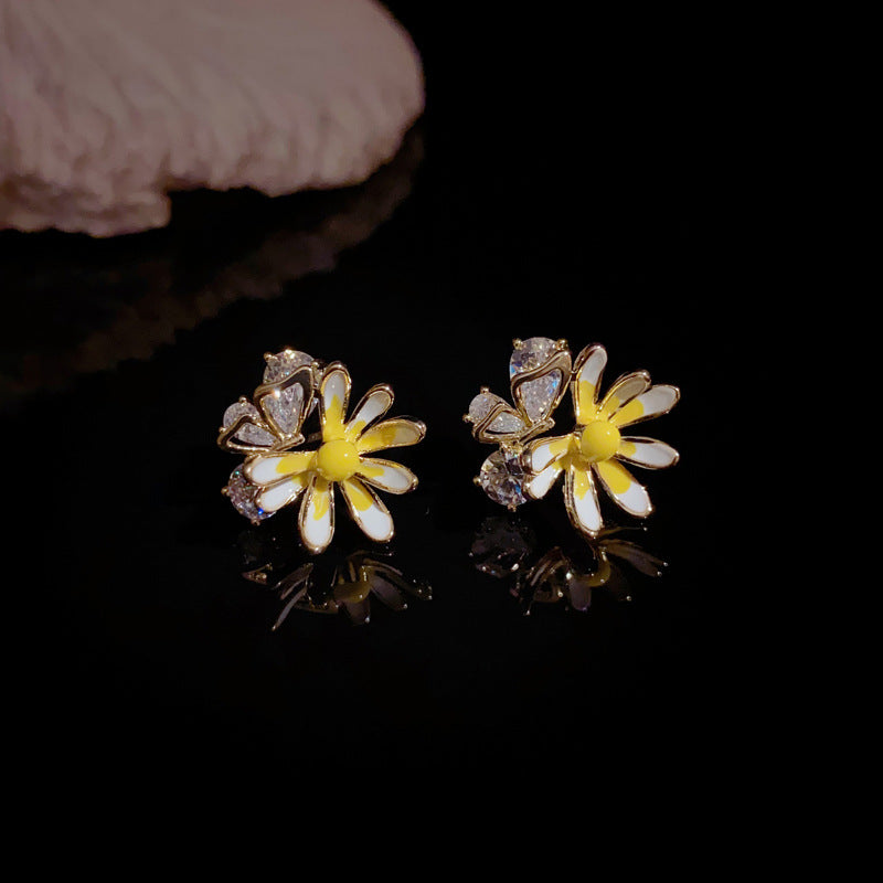 14K Gold Yellow Enamel & Zircon Daisy Stud Earrings – Elegant Design