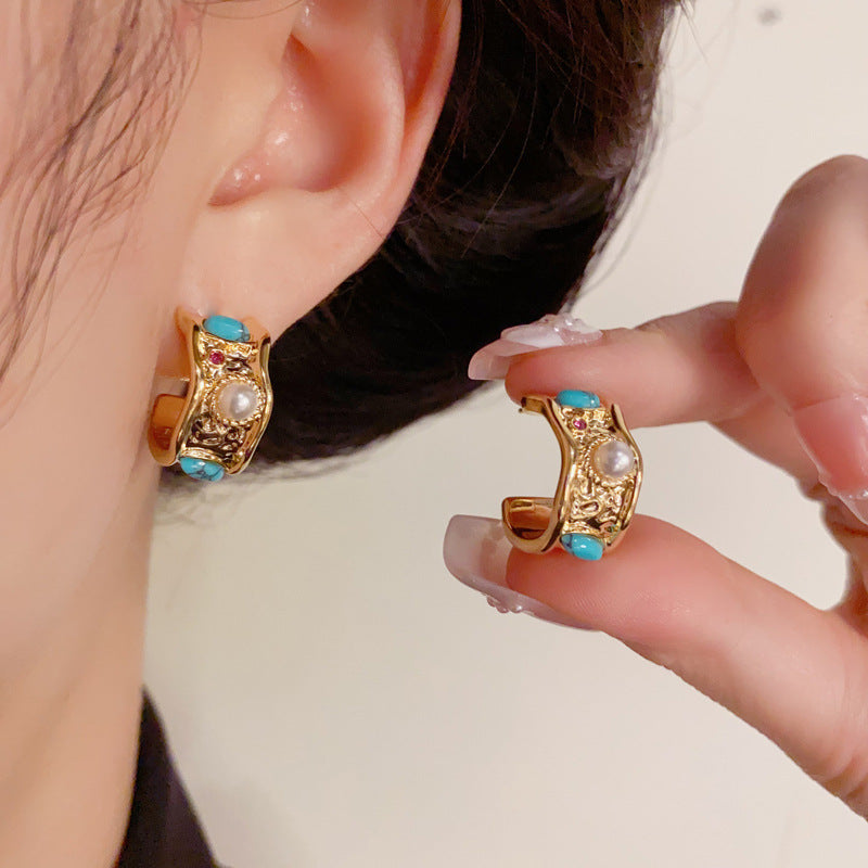 Pearl & Metal Irregular C-Shaped Hoop Gold Earrings – Geometric Design