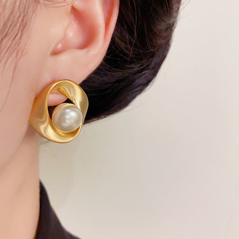 Luxury Brushed Metal Geometric Pearl Gold Earrings – Elegant Design