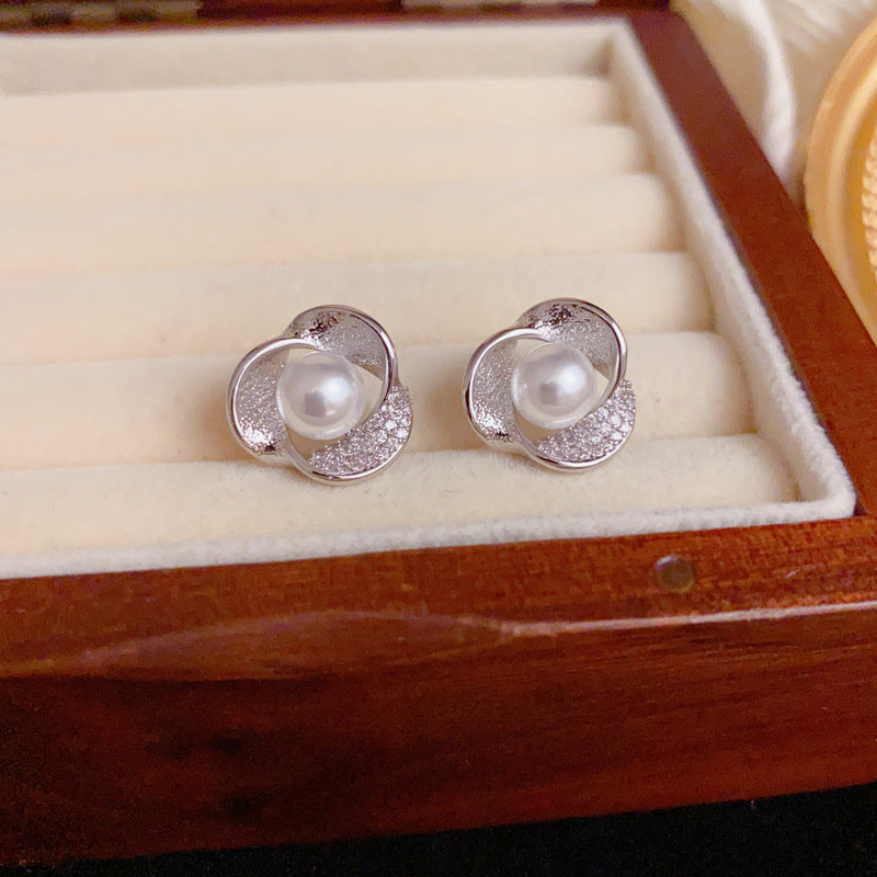 Elegant Zircon Metal-Wrapped Pearl Stud Earrings – Geometric Design