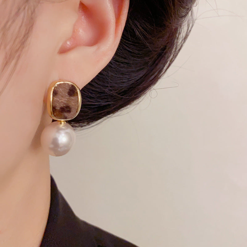 Luxury Leopard Geometric Pearl Drop Earrings – French Retro Design