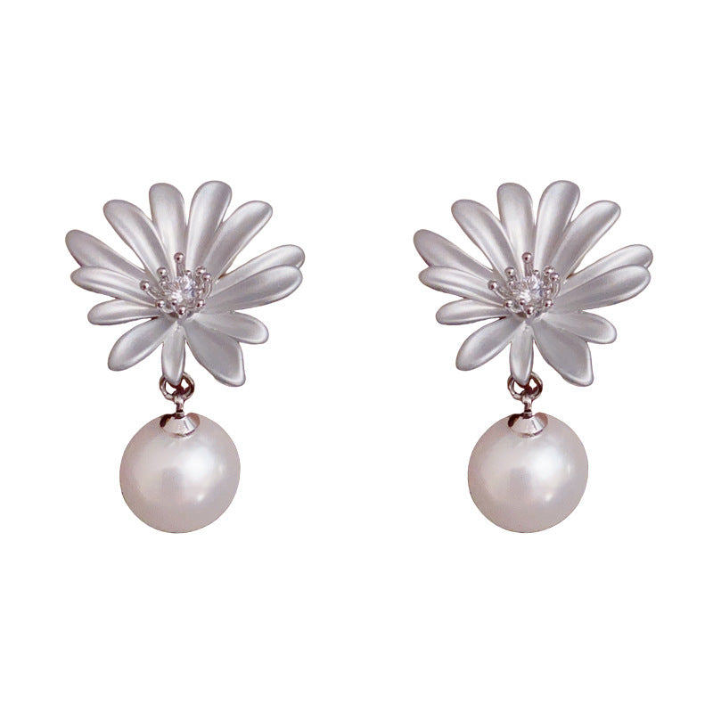 Luxury Enamel Daisy & Pearl Drop Earrings – Elegant Floral Design