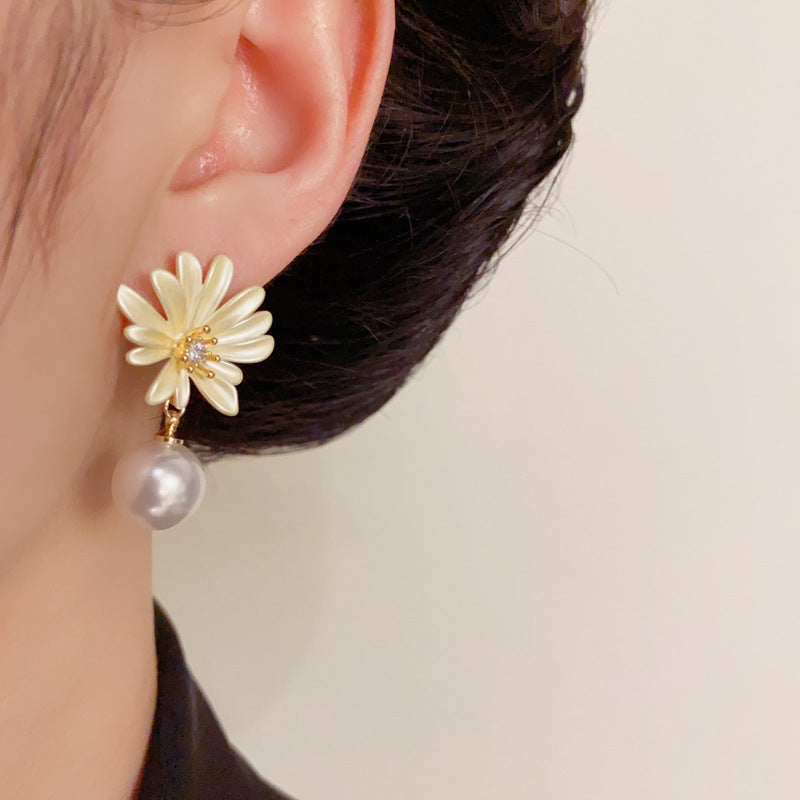 Luxury Enamel Daisy & Pearl Drop Earrings – Elegant Floral Design