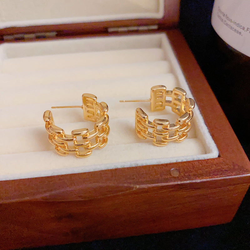 18K Gold Minimalist C-Shaped Hollow Earrings– Elegant Geometric Design