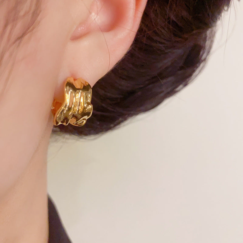 Luxury Irregular Pleated Metal C-Shaped Gold Earrings – Elegant Design