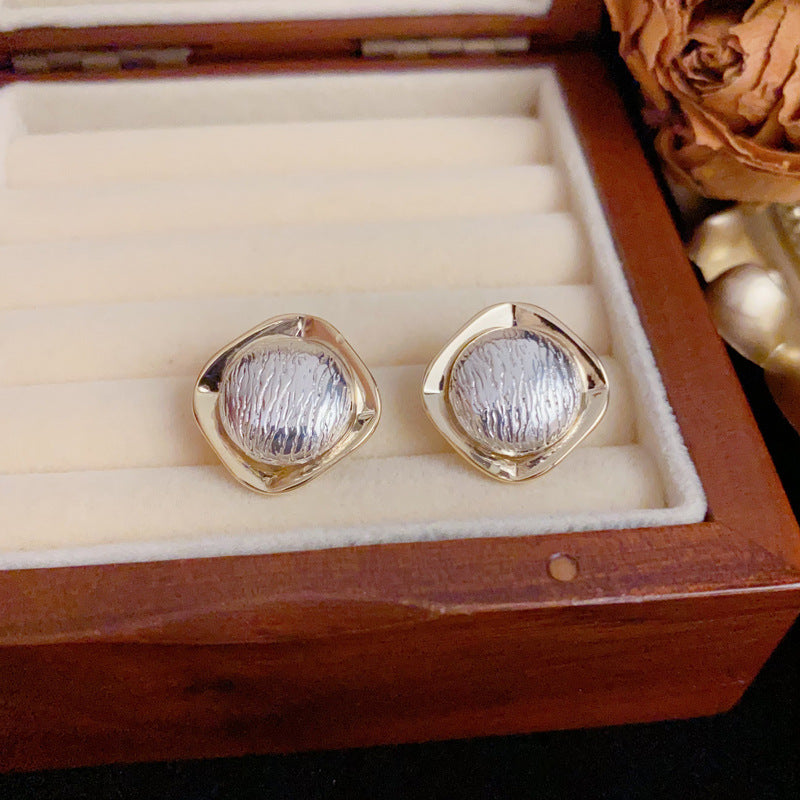 Luxury Metal Diamond-Shaped Two-Tone Stud Earrings – Geometric Design