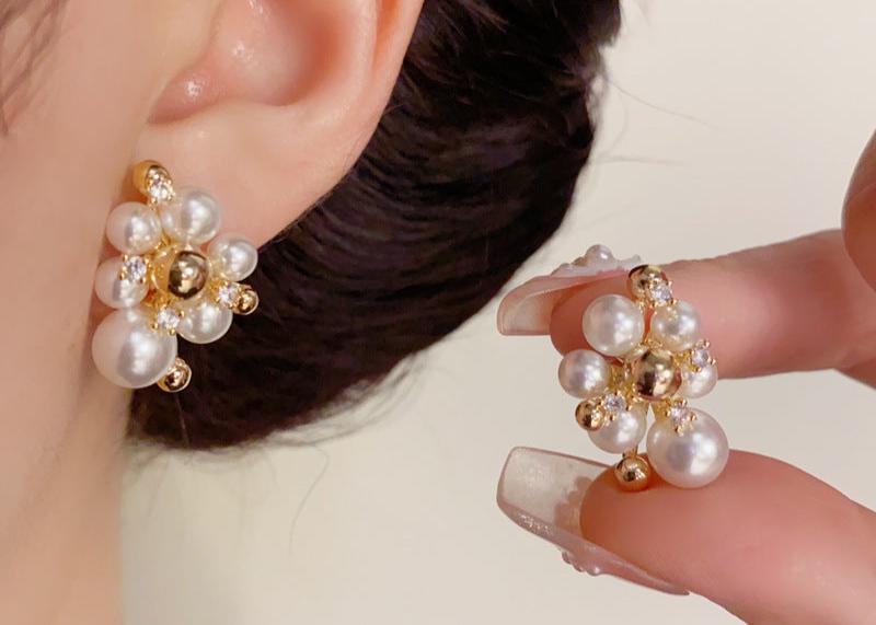 أقراط من المعدن المطلي بالذهب عيار 14 قيراطًا على شكل كرات ولؤلؤ - أنيقة وبسيطة