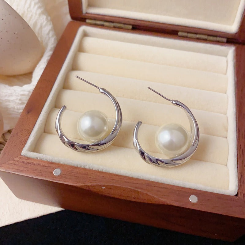 Elegant Textured Metal Pearl Hoop Earrings – Bold Retro Design