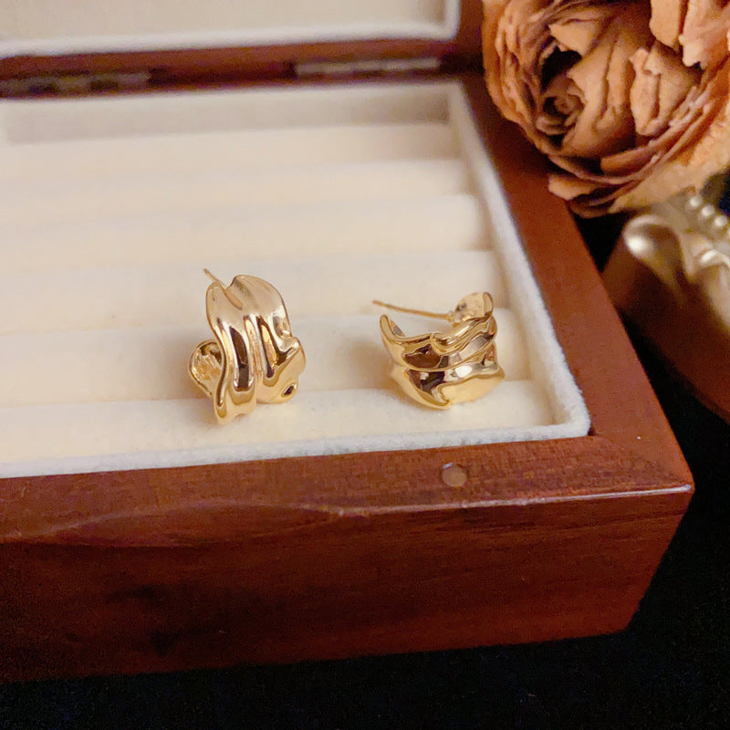 Luxury Irregular Pleated Metal C-Shaped Gold Earrings – Elegant Design