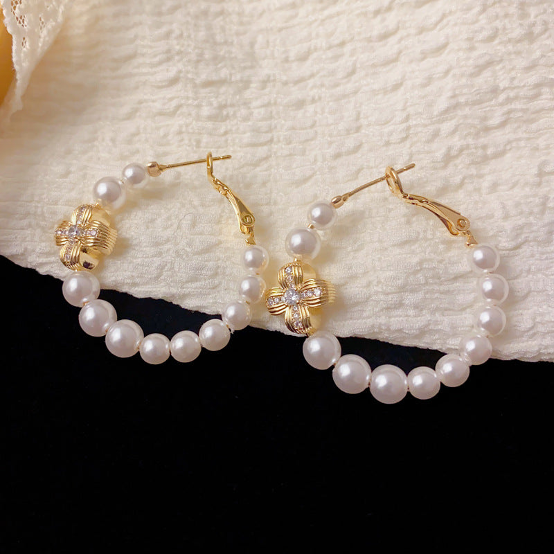 Luxury Metal Four-Leaf Flower Pearl Hoop Earrings – Elegant Design