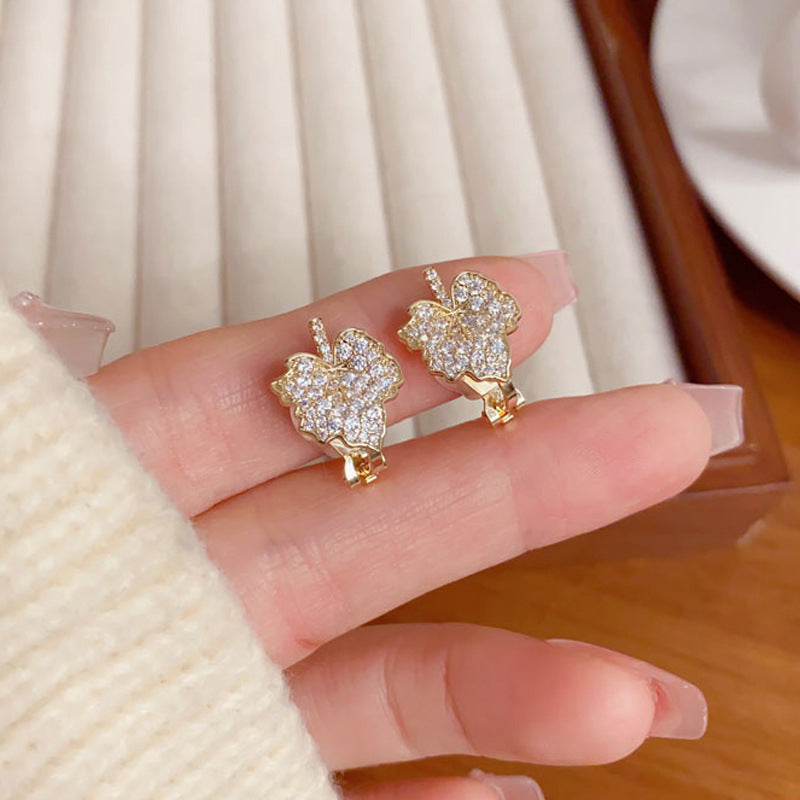 Elegant Full-Zircon Maple Leaf Ear Clip – Non-Piercing Clip-On Design
