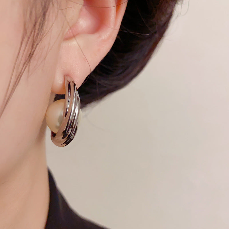 Elegant Textured Metal Pearl Hoop Earrings – Bold Retro Design